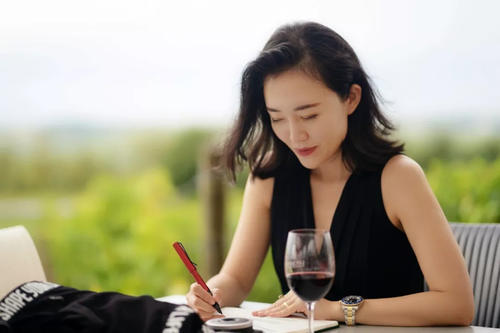 Ů����������γ�Ϊһ����ɫ���ˣ�����ᣩ��֪����